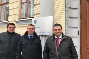 Павло Гречківський (у центрі): Додавайте собі статей кримінального кодексу! Шести, за якими розслідують стосовно вас кримінальну справу, мабуть, не достатньо!