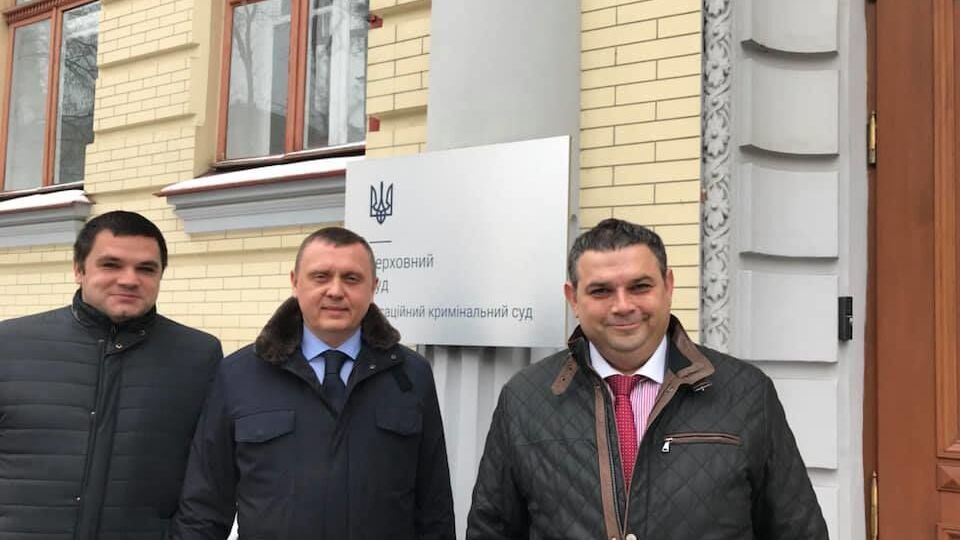 Павло Гречківський (у центрі): Додавайте собі статей кримінального кодексу! Шести, за якими розслідують стосовно вас кримінальну справу, мабуть, не достатньо!