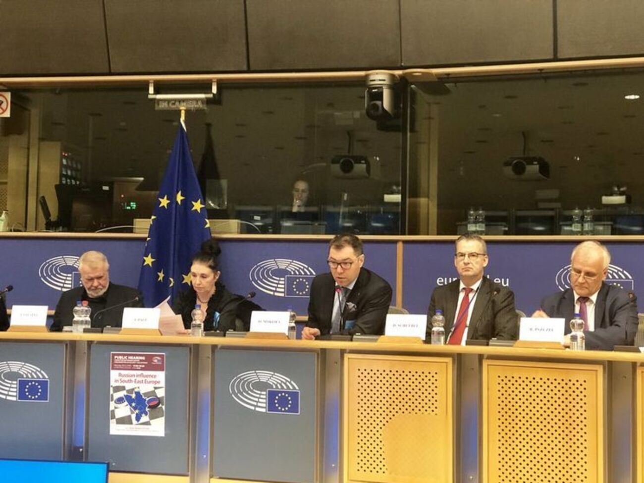 Макеєв (у центрі) виступив перед членами комітету Європарламенту