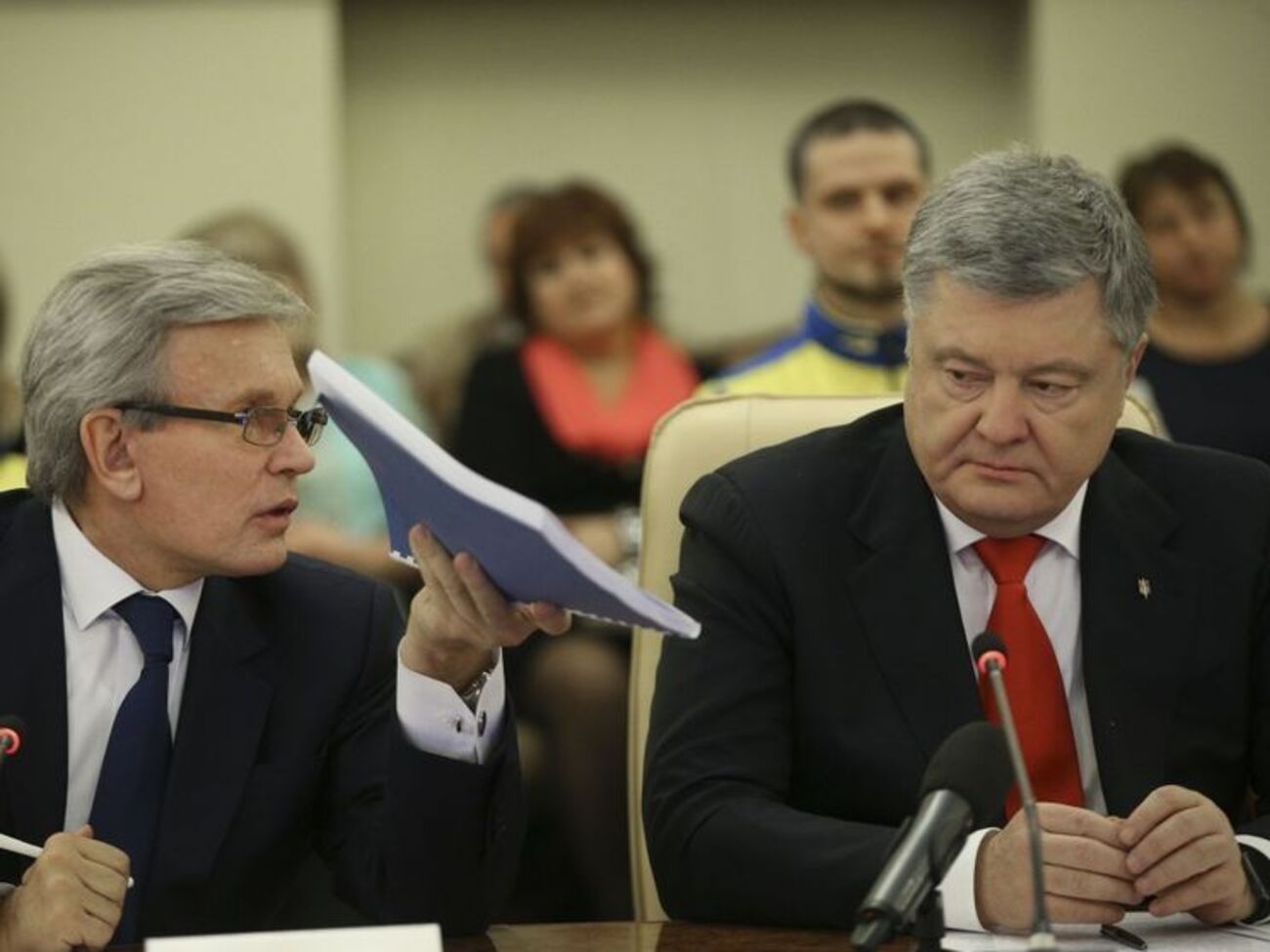 Петро Порошенко (праворуч) повідомив, що в розробленні законопроектів брав участь Валерій Сушкевич (ліворуч)