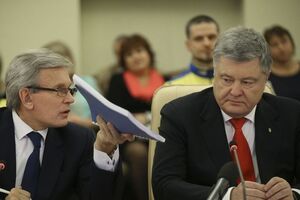 Петро Порошенко (праворуч) повідомив, що в розробленні законопроектів брав участь Валерій Сушкевич (ліворуч)