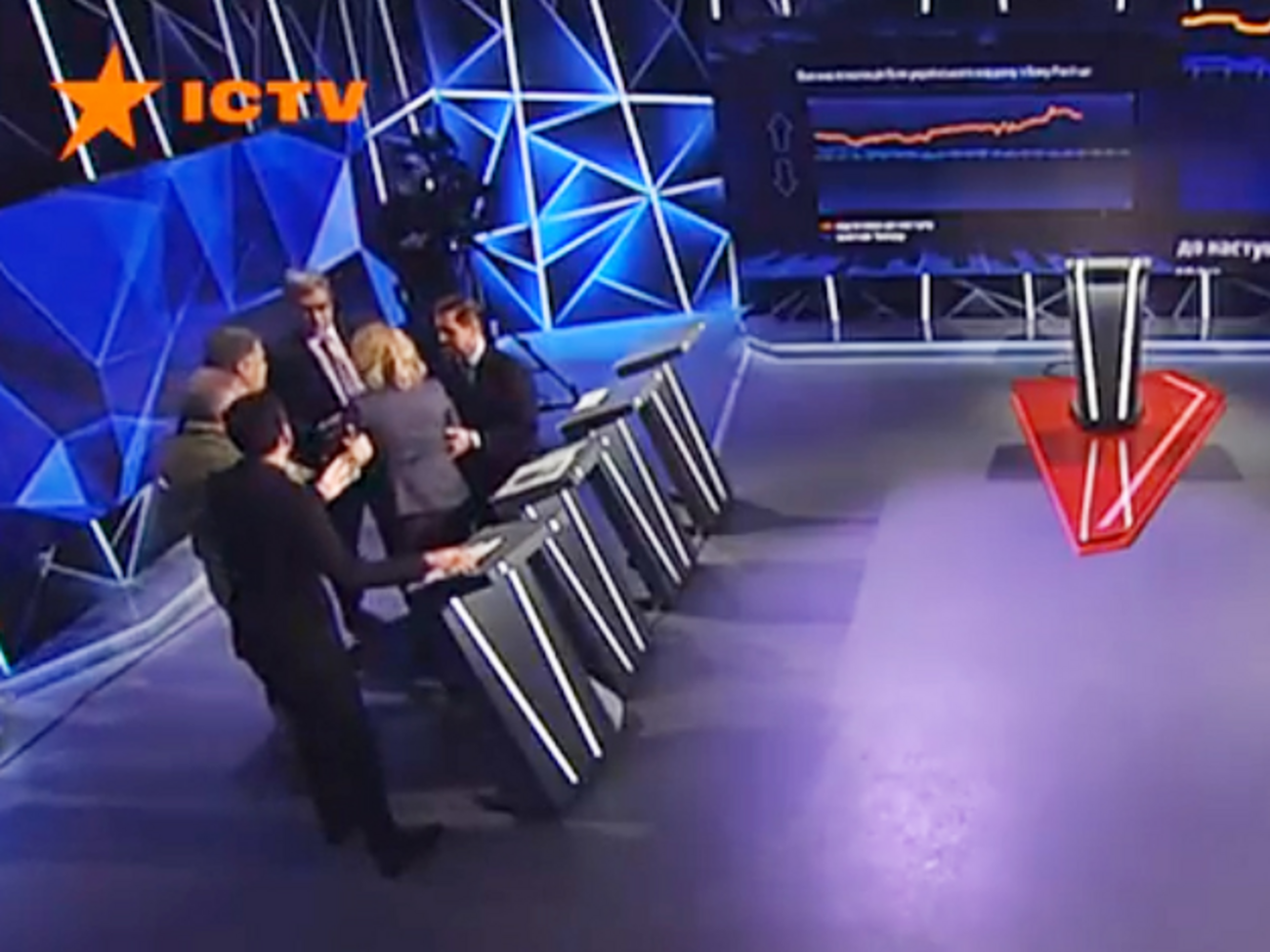 Денисовой помогли пройти за кулисы