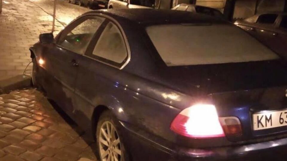 Водій кинув автомобіль і зник із місця аварії, його розшукує поліція