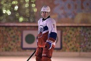 Путин сыграл в хоккей на Красной площади в Москве. Фоторепортаж