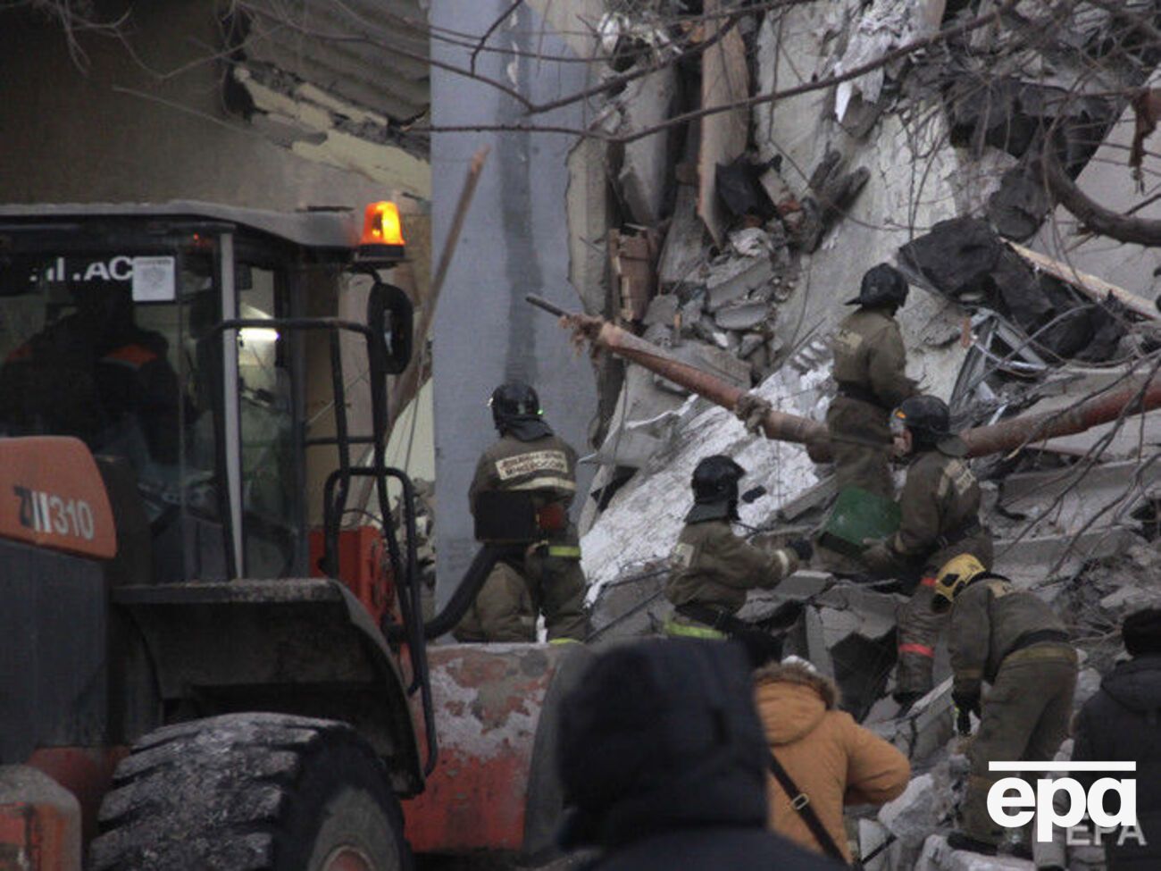 На месте взрыва продолжаются спасательные работы