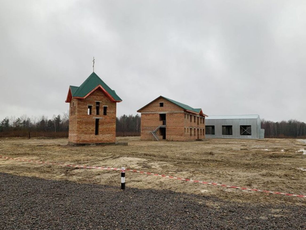 На базі комплексу може одночасно займатися до трьох рот на день