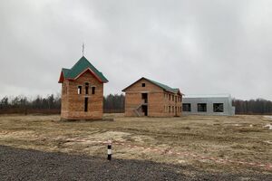 На базе комплекса может одновременно заниматься до трех рот днем