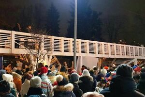 Міст проходить над катком