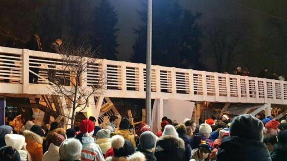 Міст проходить над катком