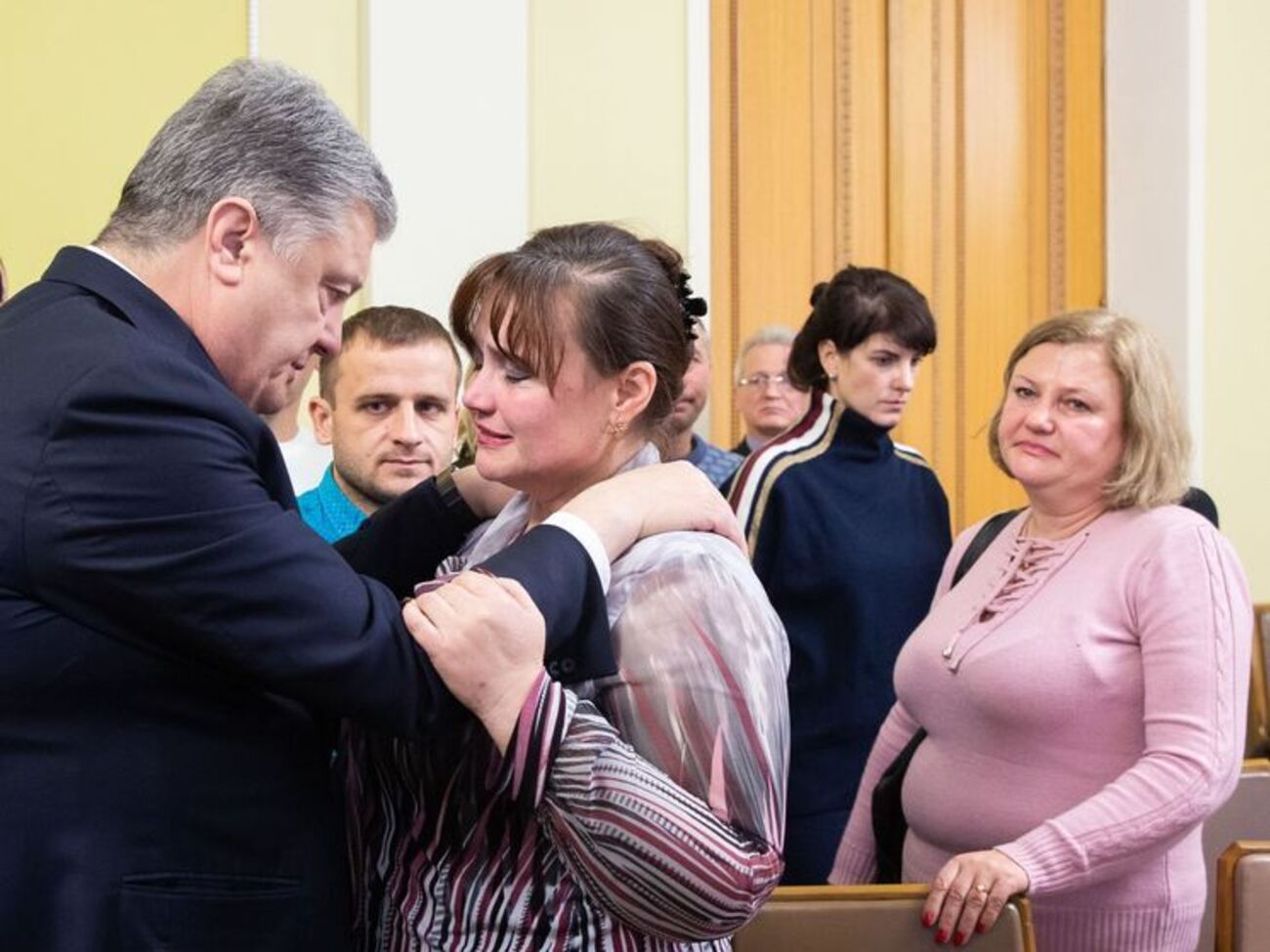 "Не идем на компромиссы". Порошенко встретился с семьями захваченных Россией украинских моряков. Фоторепортаж
