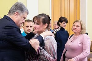 "Не йдемо на компроміси". Порошенко зустрівся із сім'ями захоплених Росією українських моряків. Фоторепортаж