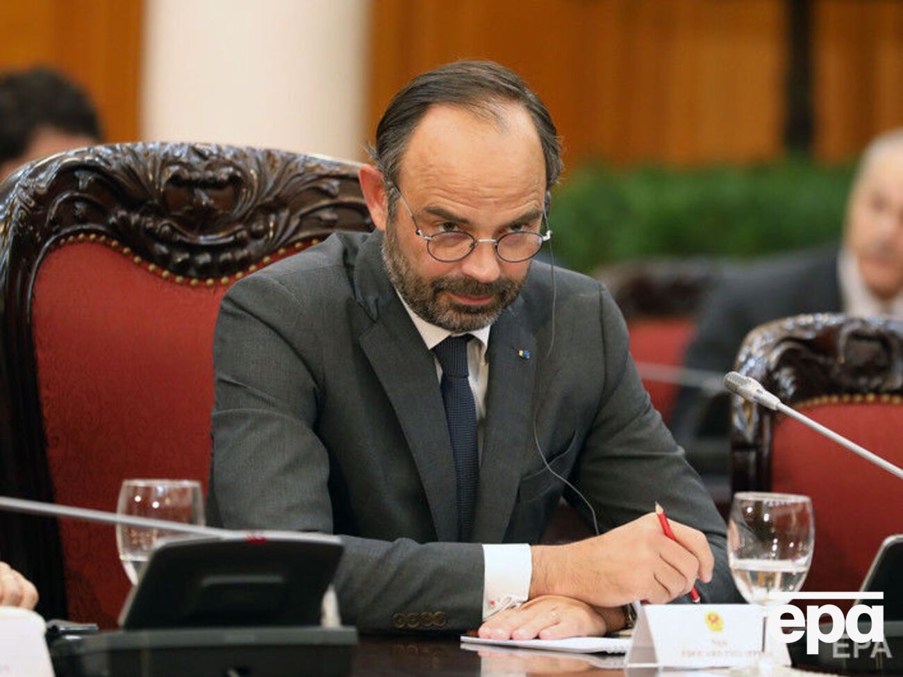 Филипп призвал французов к диалогу