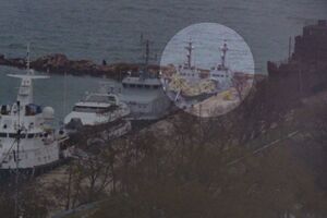 Катера стоят в дальнем конце порта