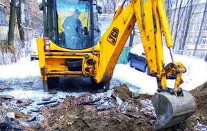 В местах повреждений идут ремонтные работы