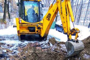 У місцях пошкоджень відбуваються ремонтні роботи