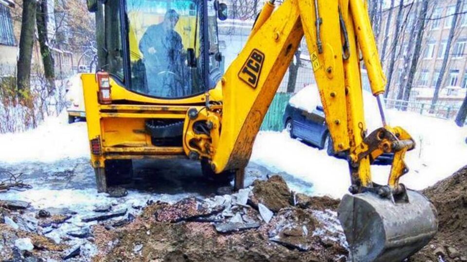 У місцях пошкоджень відбуваються ремонтні роботи