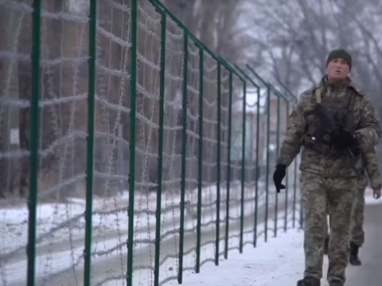 Російські прикордонники побудували паркан із колючого дроту посередині вулиці Дружби народів