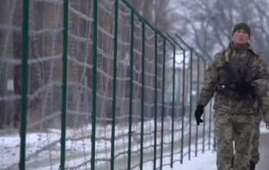 Российские пограничники построили забор из колючей проволоки посередине улицы Дружбы Народов
