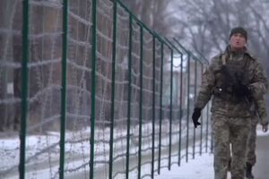 Російські прикордонники побудували паркан із колючого дроту посередині вулиці Дружби народів