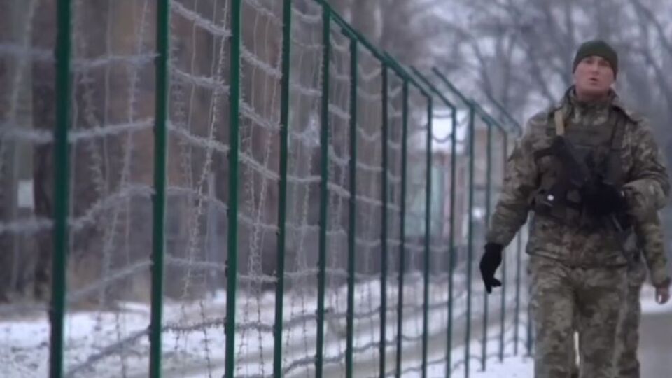 Российские пограничники построили забор из колючей проволоки посередине улицы Дружбы Народов