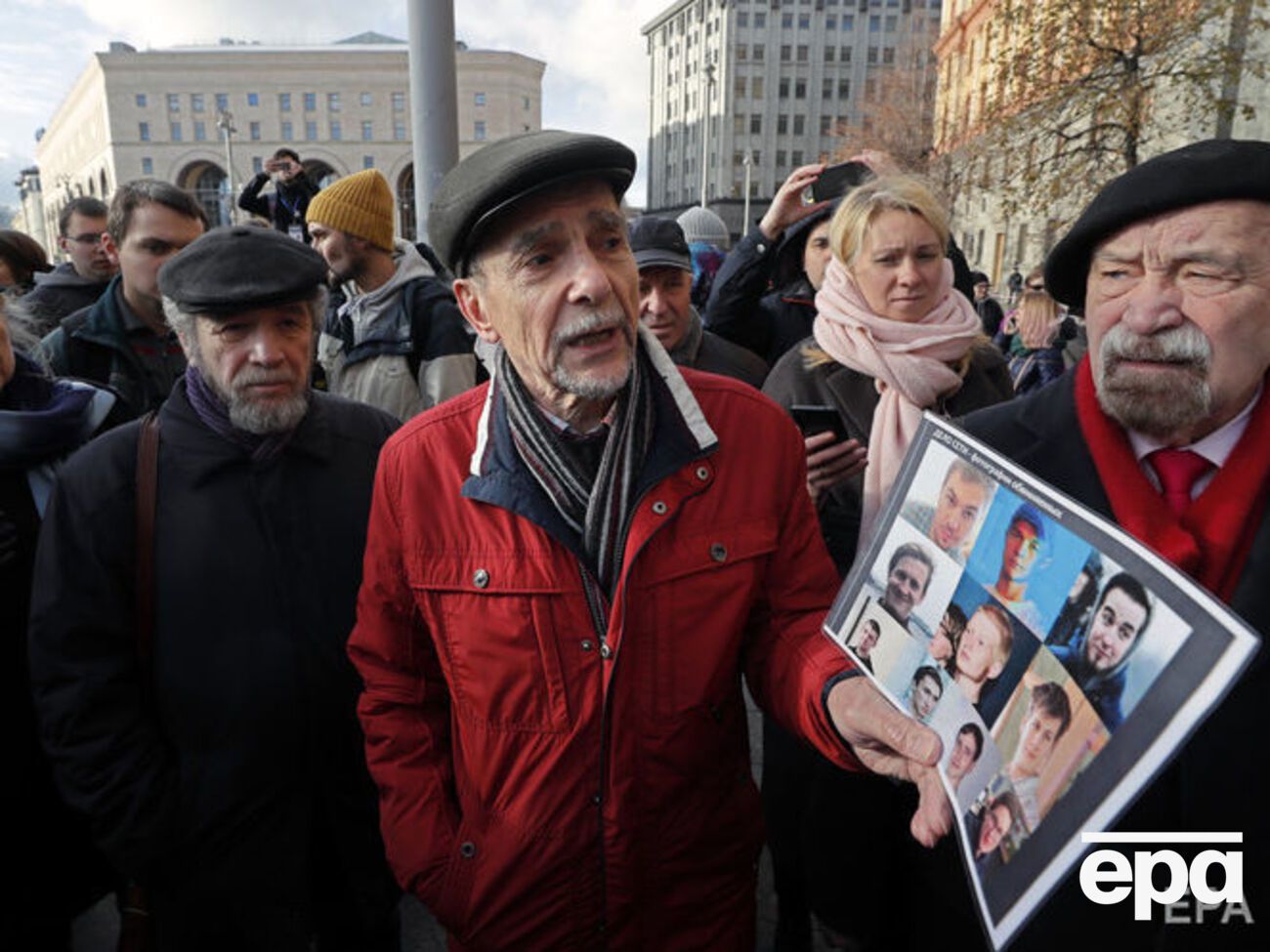 Лев Пономарьов (у центрі) брав участь в акції протесту в Москві 28 жовтня