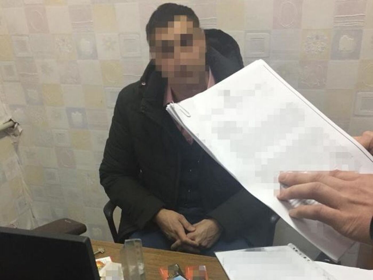 Для отримання хабара зловмисник вимагав переказати гроші на банківську картку посередника