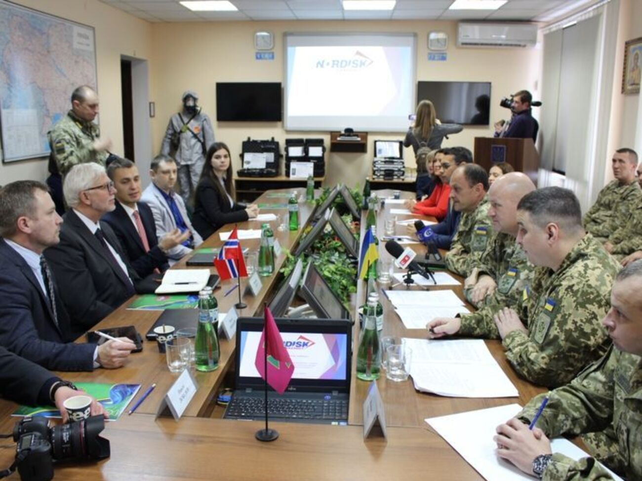 Пограничники получили от Норвегии дозиметры, спектрометры, защитные костюмы, противогазы и другое оборудование