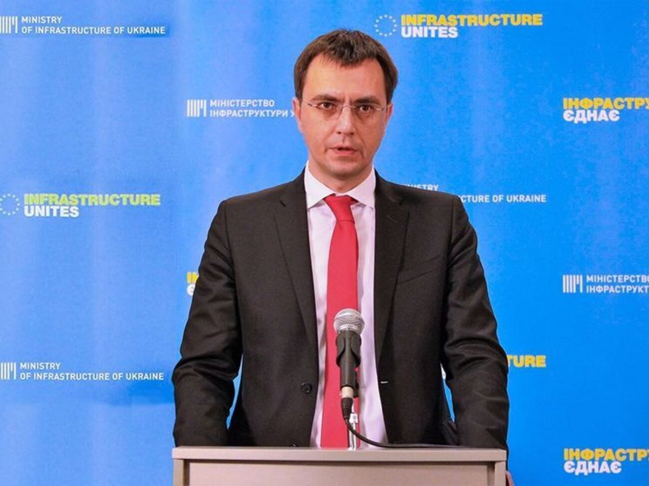 Омелян: Москва здійснює ручне регулювання доступу торговельних суден в українські морські порти Азовського моря