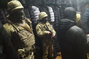 Кроме шуб, во время обысков правоохранители нашли "более 100 тыс. грн, банковские карты и документацию, подтверждающую характер преступных деяний"