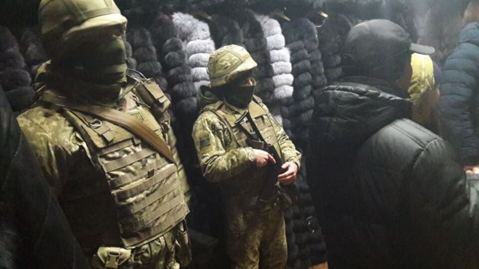 Окрім шуб, під час обшуків правоохоронці виявили "понад 100 тис. грн, банківські картки та документацію, яка підтверджує характер злочинних діянь"