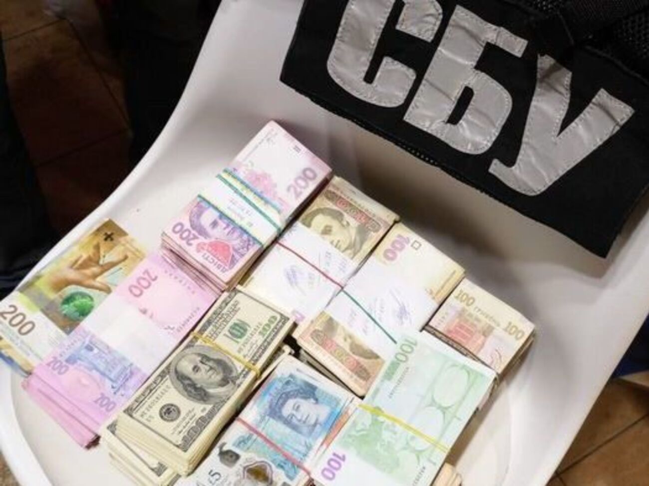 У СБУ заявили, що виявили понад 20 папок із документами бійців АТО, до кожної з яких було прикріплено конверт із грошима