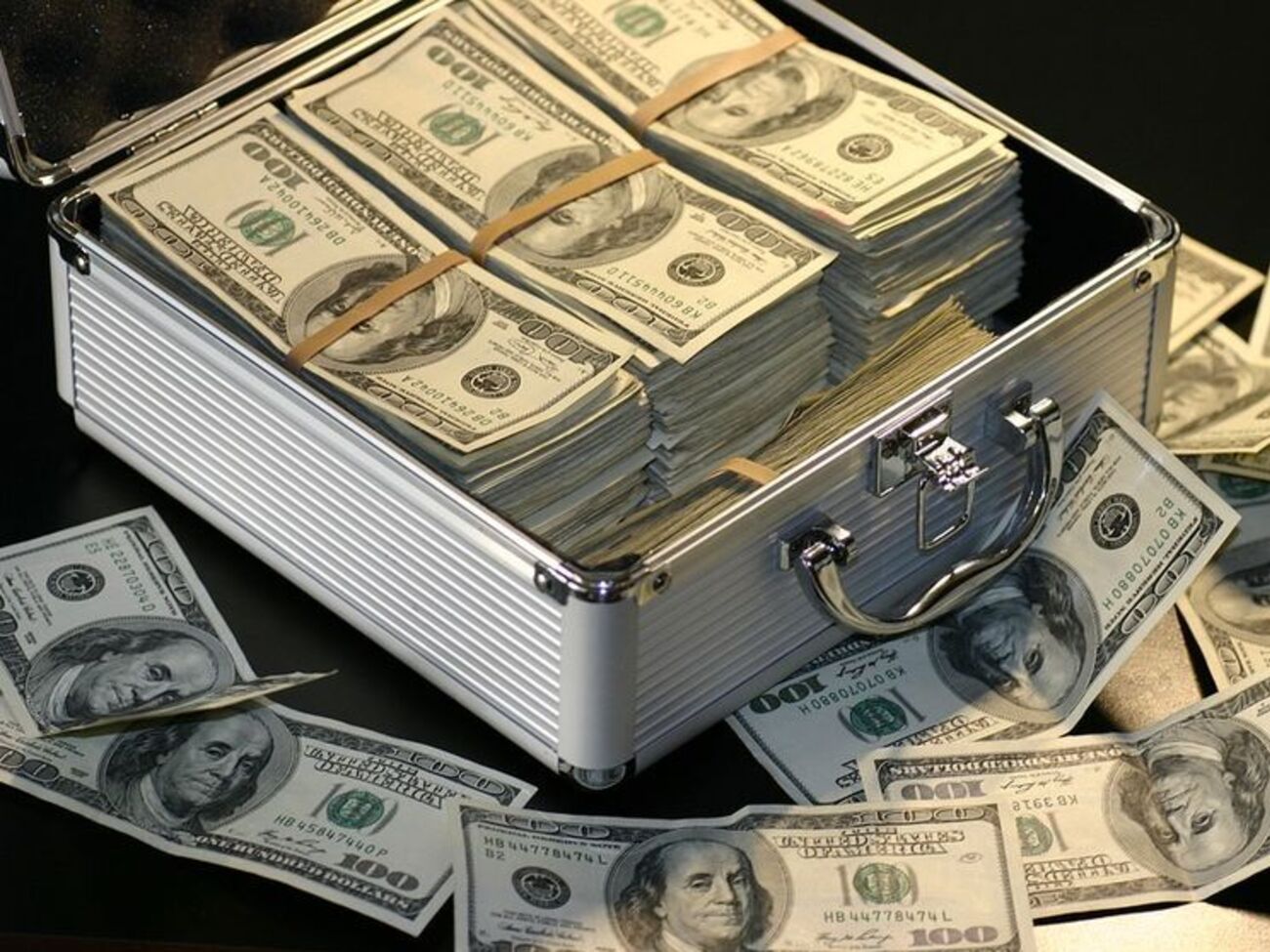 Журналісти і далі стверджують, що ФФУ привласнила $1,5 млн