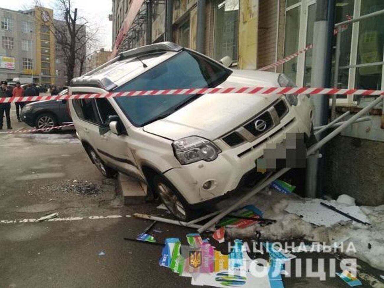 Постраждалий намагався втекти від нападників, не впорався з керуванням і заїхав на східці
