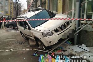 Постраждалий намагався втекти від нападників, не впорався з керуванням і заїхав на східці