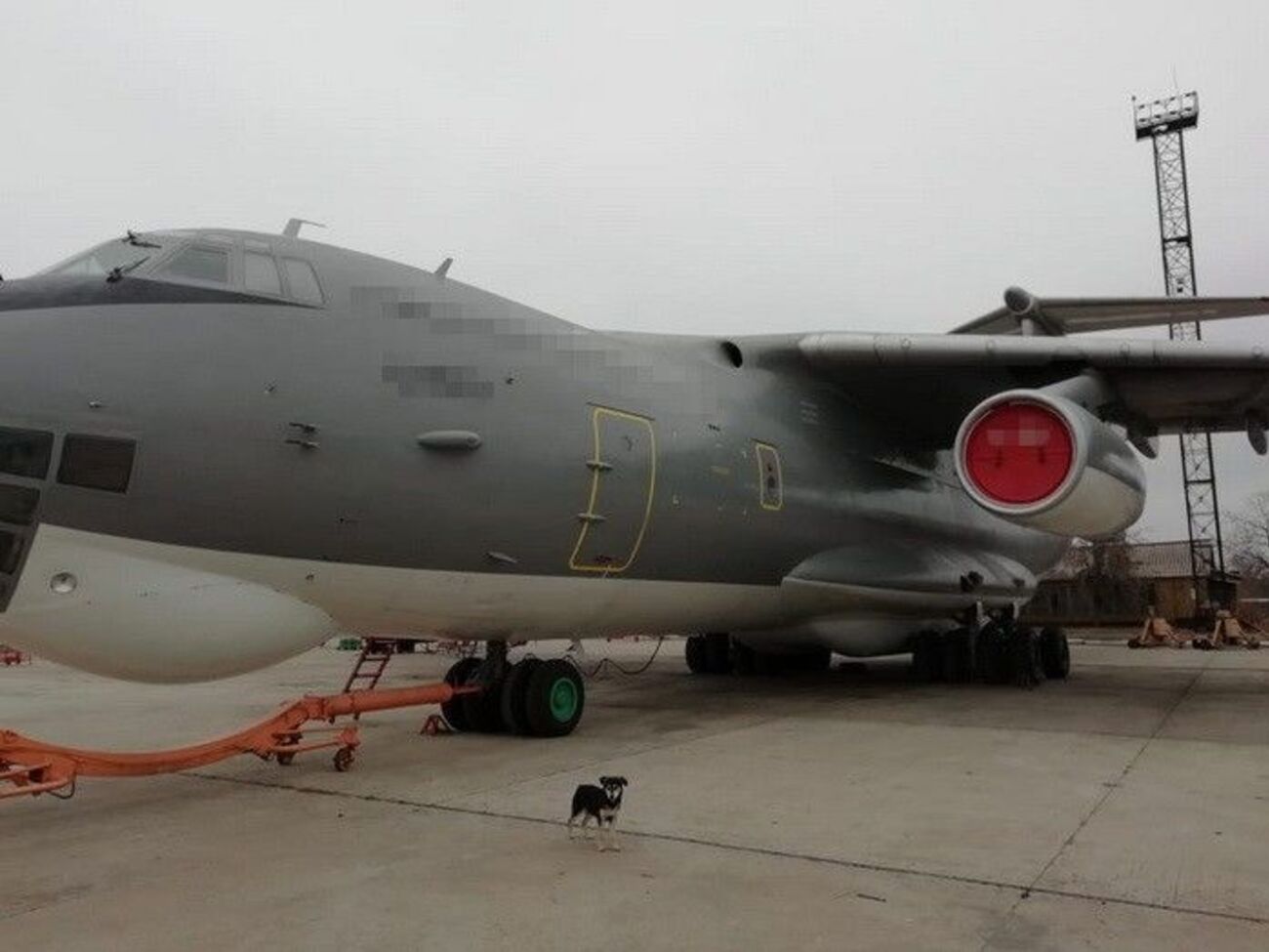 Злоумышленники спрятали товары военного назначения в самолет Ил-76, который должен был вылететь в одну из центральноафриканских стран