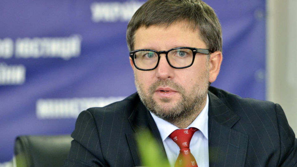 Денис Чернышов отметил, что вопрос о переводе заключенных из колоний на не подконтрольных Украине территориях решается сложно