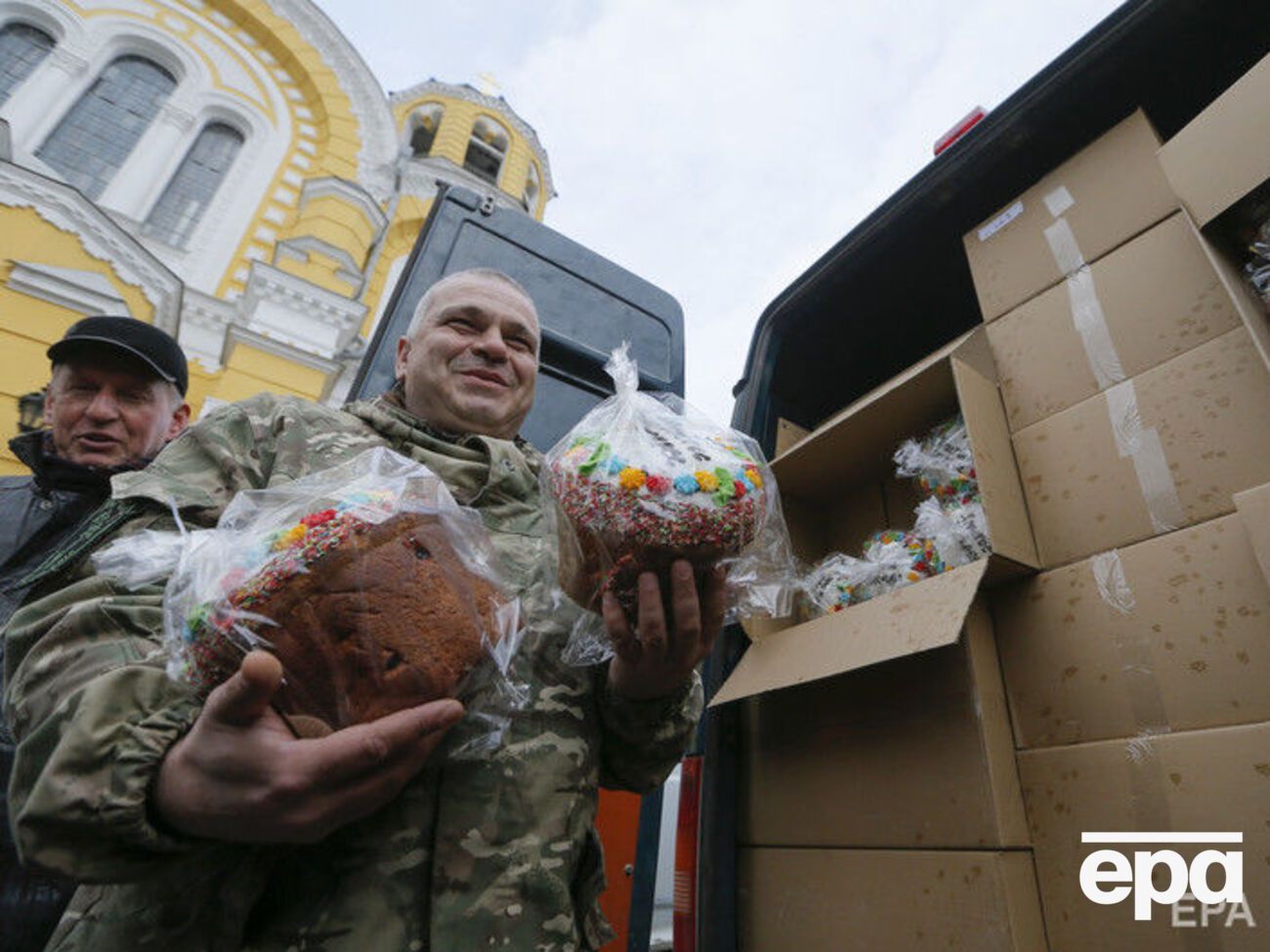 35% украинцев говорят, что посещают религиозные службы минимум раз в месяц