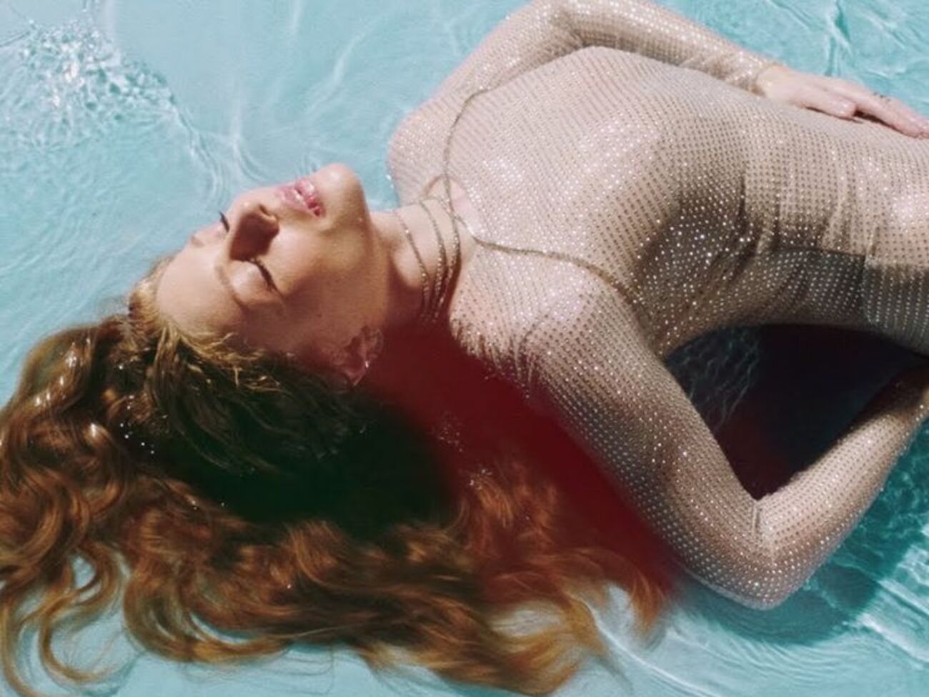 Тіна Кароль позує у воді