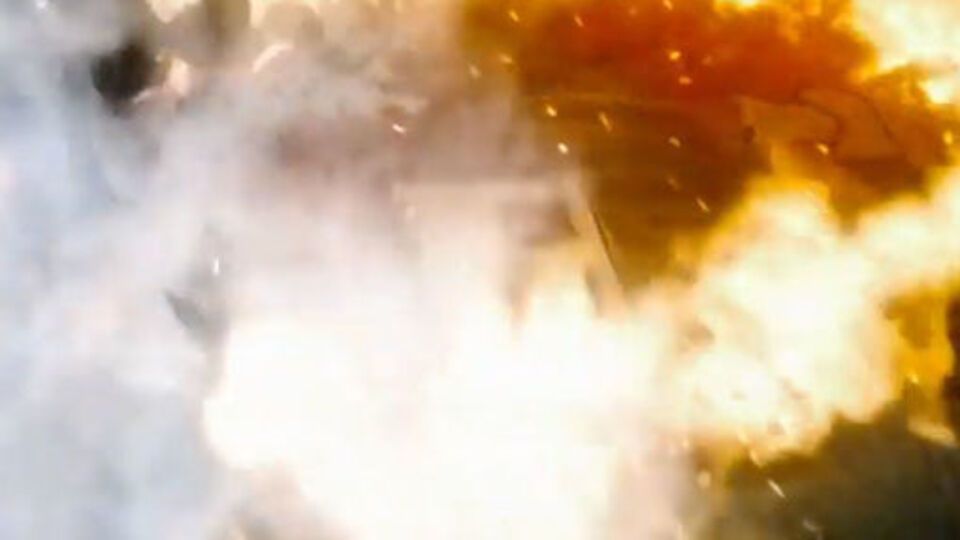 В ролике показан поединок льда и пламени