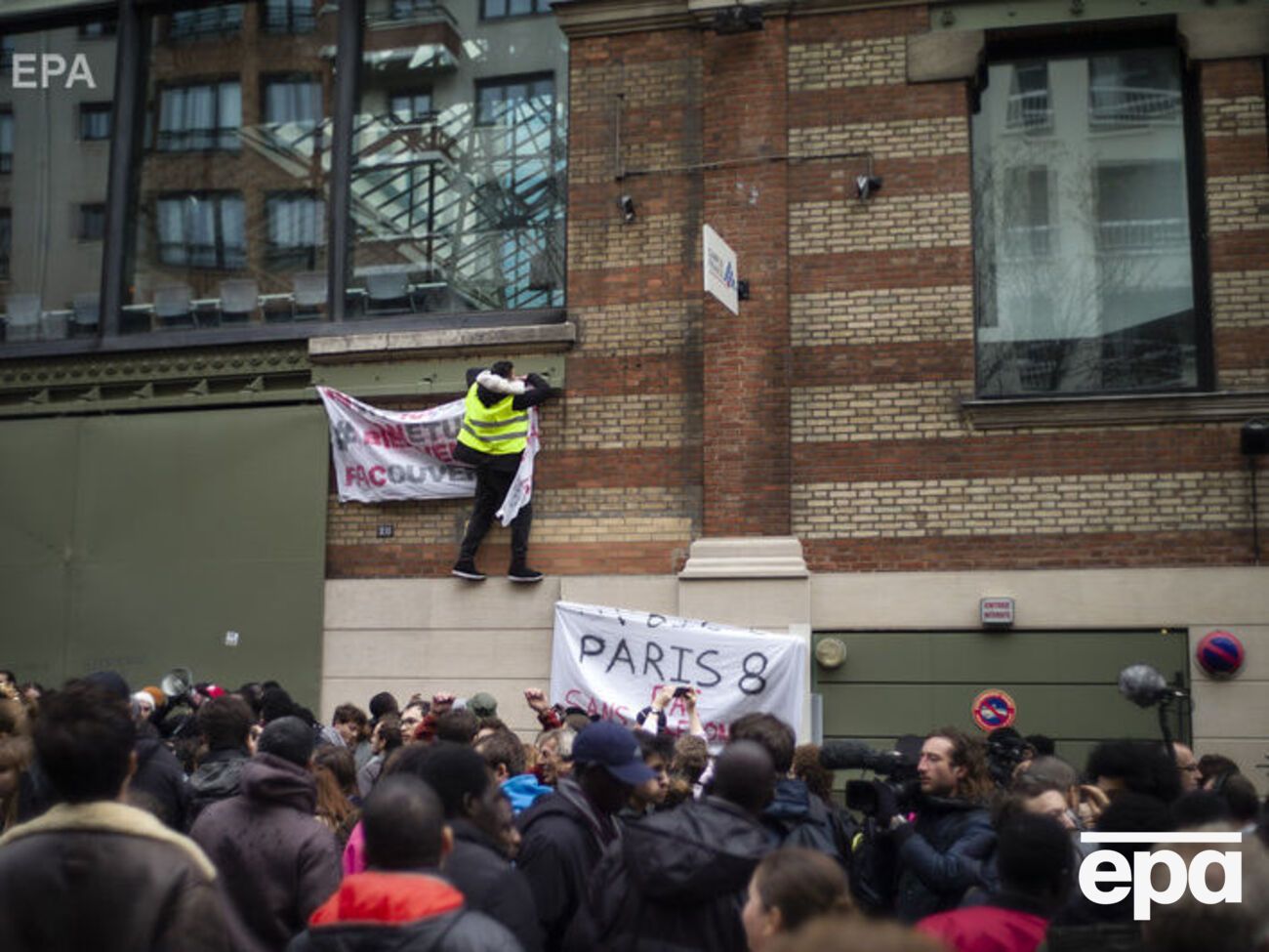 У Франції у протестах узяли участь тисячі учнів