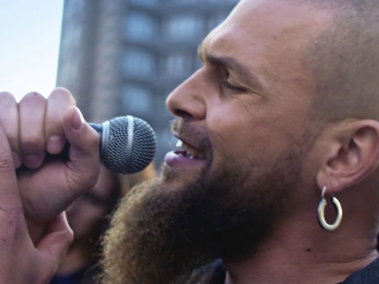 "Широкий лан": Несмотря на трагический бэкграунд, и клип, и песня являются оптимистичными и жизнеутверждающими