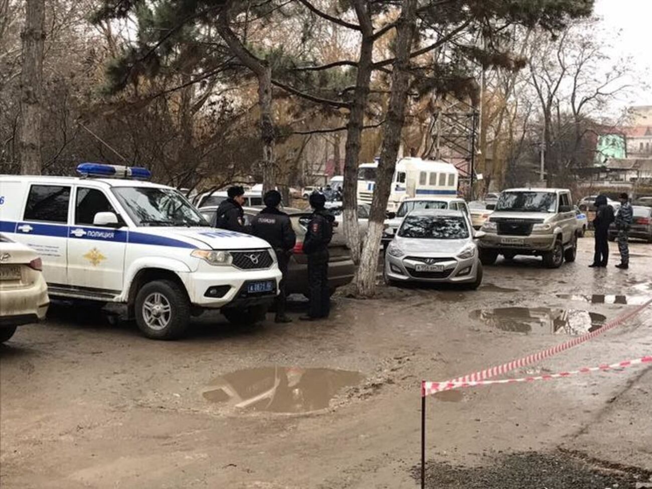 Біля будівлі "Київського районного суду" зібралися десятки озброєних силовиків