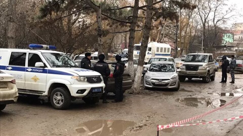 Біля будівлі "Київського районного суду" зібралися десятки озброєних силовиків