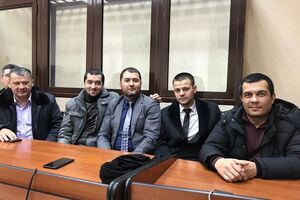 Курбедінова (крайній праворуч) заарештували на п'ять діб