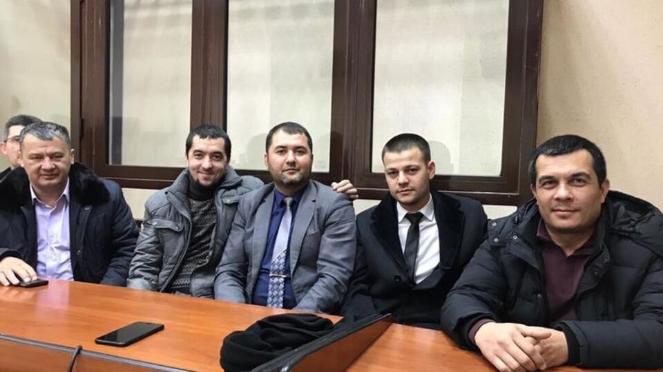 Курбедінова (крайній праворуч) заарештували на п'ять діб
