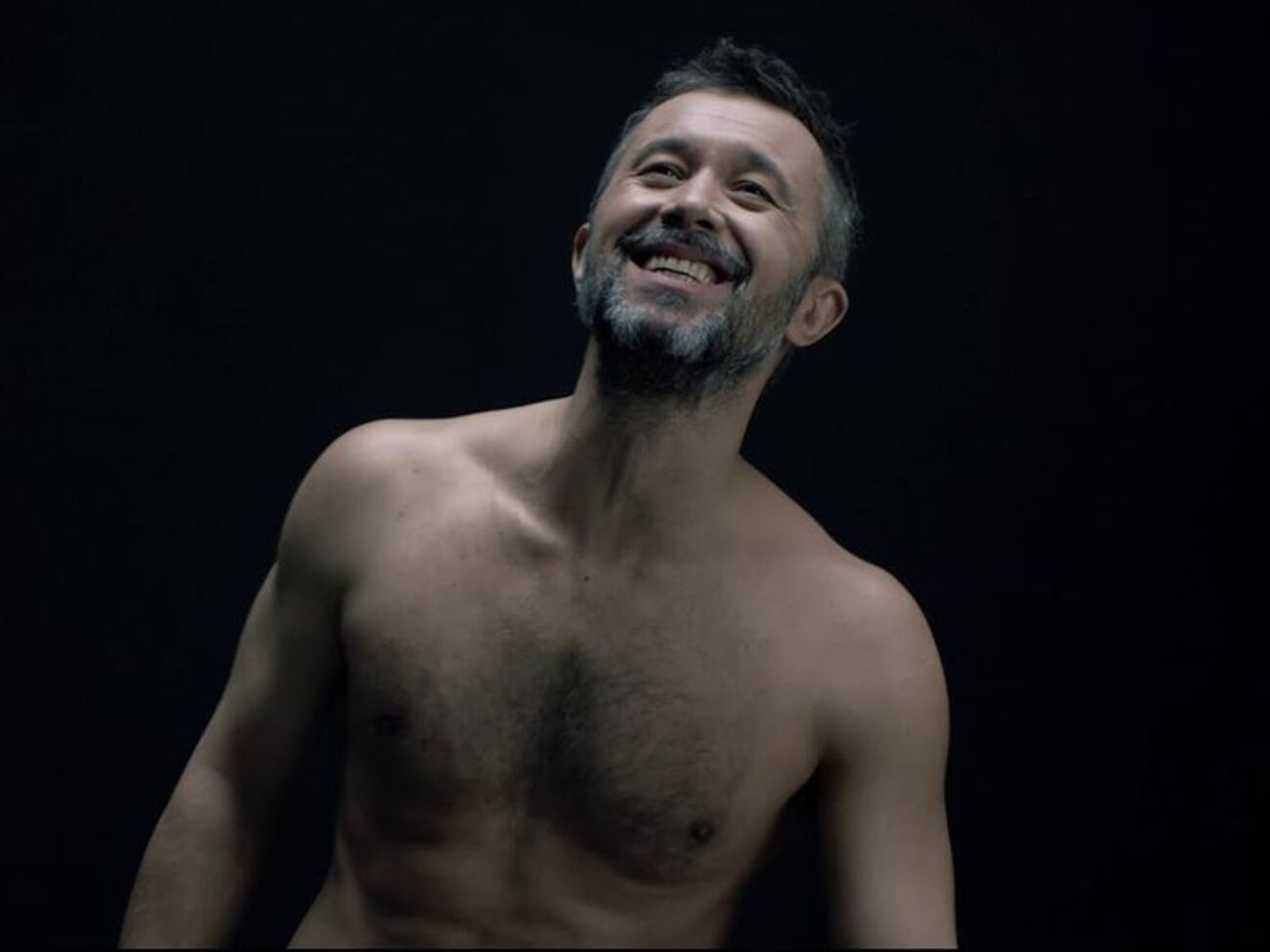 Бабкін: Уже дуже близько зимові свята, а в цьому треку є те особливе тепло, ідеальне, щоб закутатися у плед, випити чогось гарячого і насолоджуватися моментом, забувши про метушню