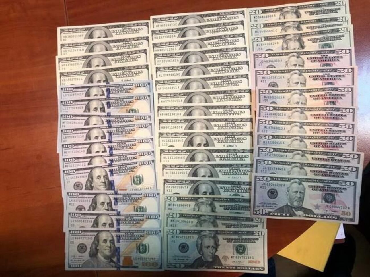 СБУ затримала підозрюваних під час отримання чергового хабара