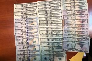 СБУ затримала підозрюваних під час отримання чергового хабара