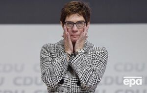 Крамп-Карренбауэр 56 лет