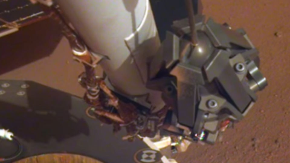 По информации ученых, сейсмометр аппарата InSight улавливал вибрации от 10–15 миль в час